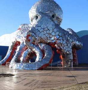 Using the Bomanite Imprint Systems Musselman and Hall Contractors worked with PGAV Destinations in creating a custom Hexagon Boardwalk pattern with Custom Radius Boardwalk boards that snake around the entrance to the Branson Boardwalk Aquarium.